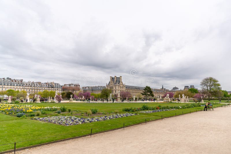 El museo del Louvre visto del jardín de Tuileries foto de archivo libre de regalías El museo del Louvre visto del jardín de Tuileries foto de archivo libre de regalías