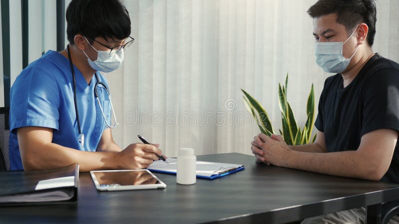 El médico explica el tratamiento de los posibles pacientes en el futuro imagen de archivo libre de regalías