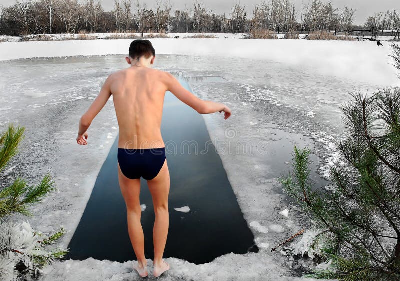 El nadar en el río en invierno