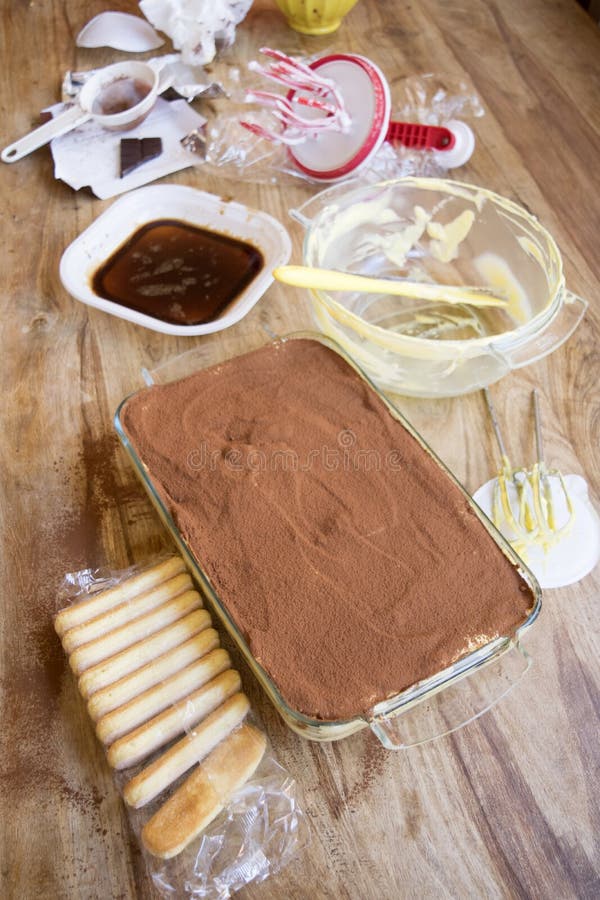 El necesario preparar el tiramisu foto de archivo El necesario preparar el tiramisu foto de archivo