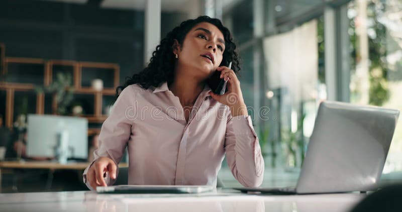 El negocio de las llamadas telefónicas y la mujer con portátil de estrés y error con la auditoría de impuestos programada. experto almacen de video