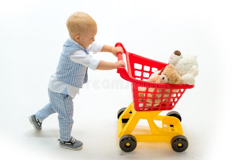 El Niño Pequeño Va A Hacer Compras Con El Carro Lleno Niño Del Niño Pequeño En Tienda Del Juguete El Hacer Compras Para Los Niños Foto de archivo - Imagen de niños,