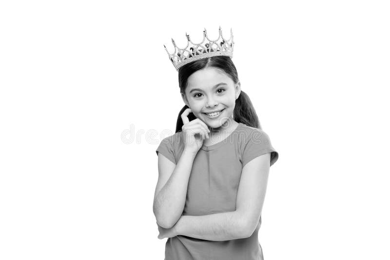 El ni?o lleva el s?mbolo de oro de la corona de la princesa Sue?os y cuentos de hadas Cada muchacha que sue?a para hacer princesa imagenes de archivo El ni?o lleva el s?mbolo de oro de la corona de la princesa Sue?os y cuentos de hadas Cada muchacha que sue?a para hacer princesa imagenes de archivo