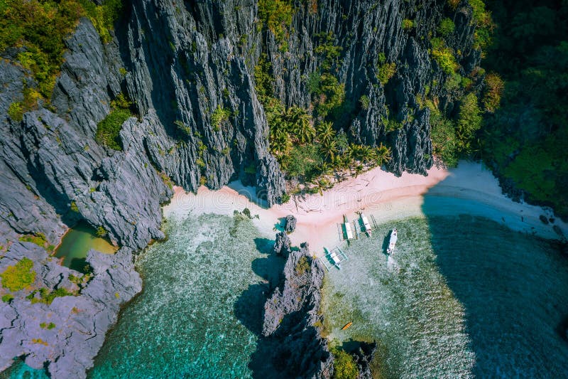 El Nido, Palawan, Filippinerna Flygvy över hemlig dold lagonstrand med turistatbåtar på turistorter med hoppresande öar