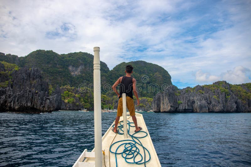 El Nido, Филиппины - 19-ое ноября 2018: лодочник на рыбацкой лодке ландшафт острова тропический Путешествие охмеления острова Pal стоковая фотография rf