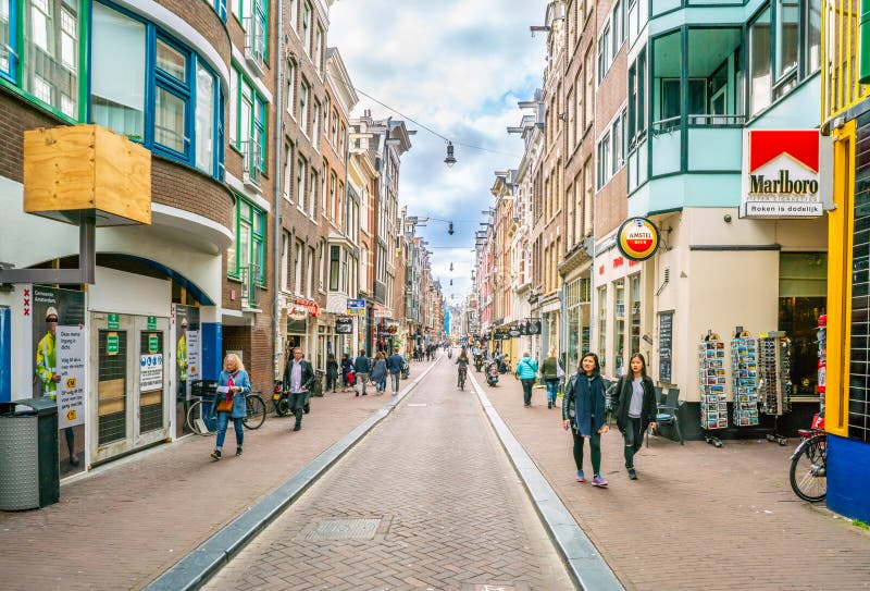 El Nieuwe Hoogstraat con el turista y los locals que buscan un negocio foto de archivo El Nieuwe Hoogstraat con el turista y los locals que buscan un negocio foto de archivo