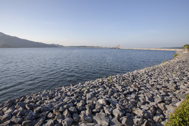 El nivel completo más alto de almacenamiento del agua en presa del chon del prakarn de dan del khun imagen de archivo