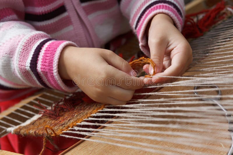 El niño aprende tejer