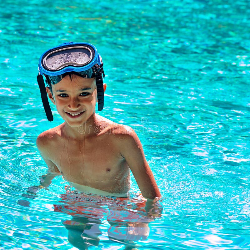 El niño del niño del muchacho ocho años dentro de gafas brillantes del salto del día de la diversión feliz del retrato de la pisc imágenes de archivo libres de regalías El niño del niño del muchacho ocho años dentro de gafas brillantes del salto del día de la diversión feliz del retrato de la pisc imágenes de archivo libres de regalías