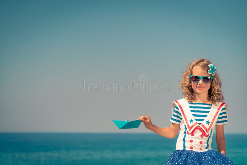 El niño disfruta de vacaciones de verano en el mar foto de archivo libre de regalías El niño disfruta de vacaciones de verano en el mar foto de archivo libre de regalías