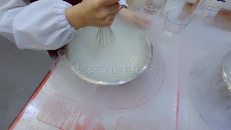El niño está preparando alimentos. clase maestra para niños. los niños hacen helados. almacen de video