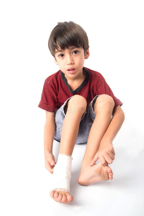 El niño pequeño tiene un accidente con su vendaje de la necesidad de la pierna para los primeros auxilios en el baclground blanco fotografía de archivo libre de regalías El niño pequeño tiene un accidente con su vendaje de la necesidad de la pierna para los primeros auxilios en el baclground blanco fotografía de archivo libre de regalías