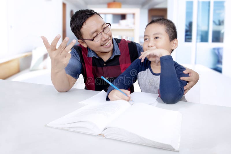 El niño pequeño y su padre aprenden calcular