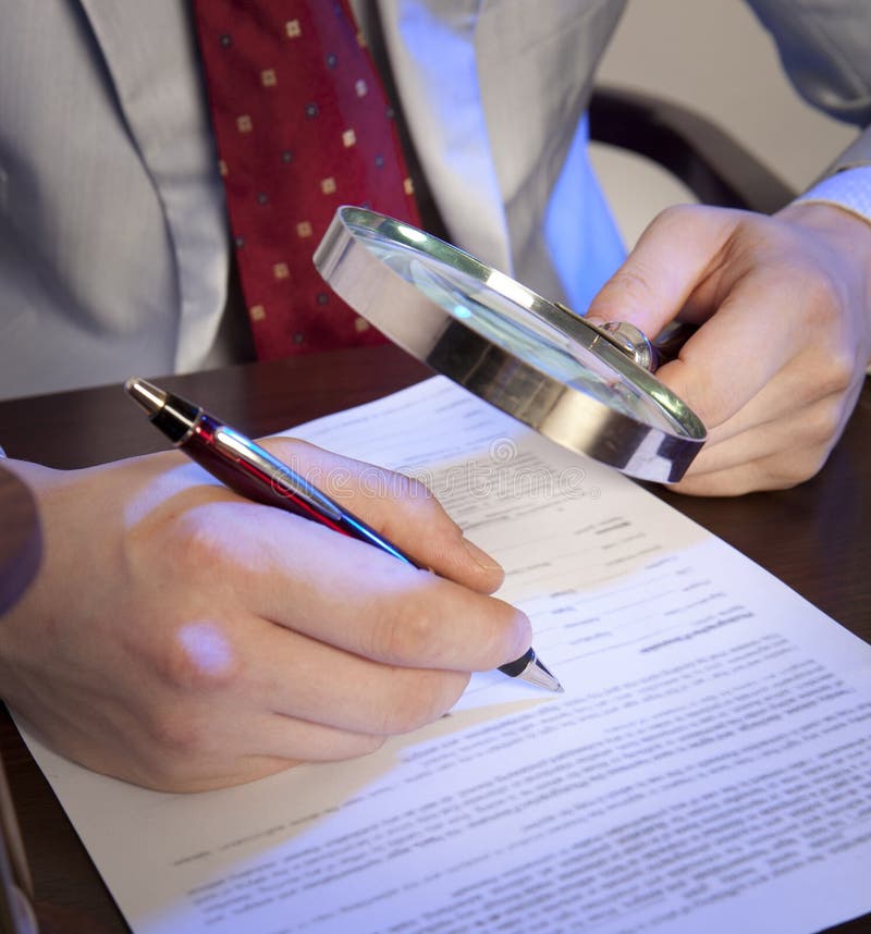 El notario firma los documentos de nuestra oficina imagenes de archivo El notario firma los documentos de nuestra oficina imagenes de archivo
