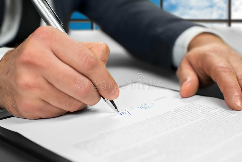 El notario firma los papeles en la oficina imagen de archivo libre de regalías El notario firma los papeles en la oficina imagen de archivo libre de regalías