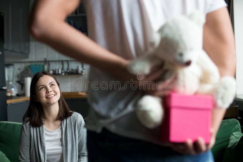 El novio tiene un presente para la muchacha querida imágenes de archivo libres de regalías El novio tiene un presente para la muchacha querida imágenes de archivo libres de regalías