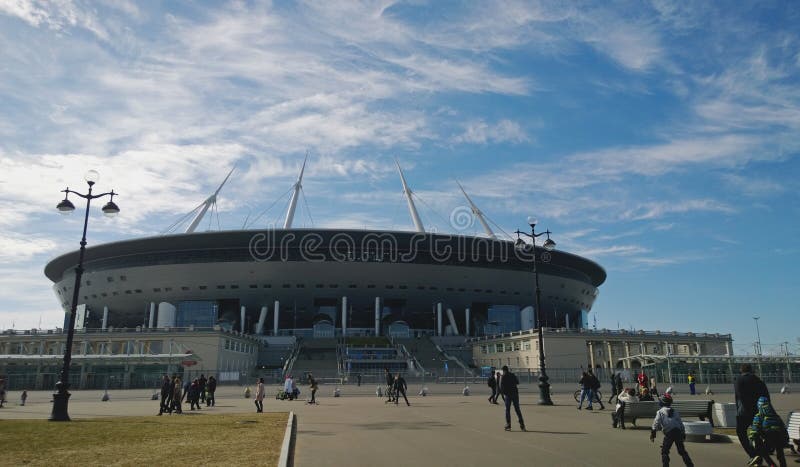 El nuevo estadio en el ` de Krestovsky Ostrov, ` de la arena de St Petersburg - la arena casera del equipo Zenit foto de archivo El nuevo estadio en el ` de Krestovsky Ostrov, ` de la arena de St Petersburg - la arena casera del equipo Zenit foto de archivo