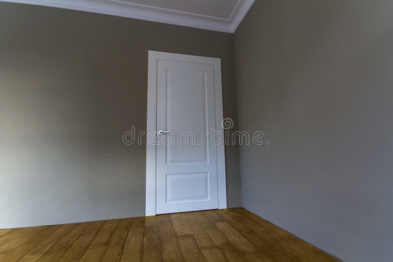 El nuevo interior renovado con las paredes recientemente pintadas, blanco del sitio hace fotografía de archivo El nuevo interior renovado con las paredes recientemente pintadas, blanco del sitio hace fotografía de archivo