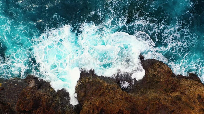 El océano rompe con las olas de las rocas. bello video de 4k para relajación