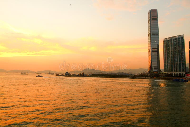 El oeste de Kowloon en Hong Kong. Opinión de la oscuridad Hong Kong Island según lo visto de la prueba