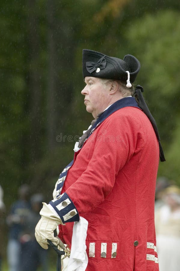 El oficial británico comtempla la entrega a general George Washington en el 225o aniversario de la victoria en Yorktown, un ree imágenes de archivo libres de regalías El oficial británico comtempla la entrega a general George Washington en el 225o aniversario de la victoria en Yorktown, un ree imágenes de archivo libres de regalías