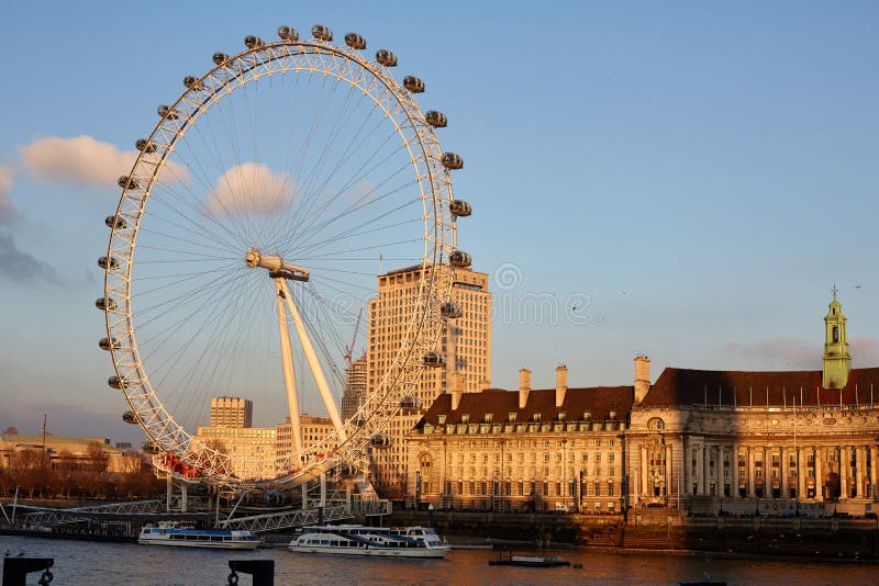 El ojo de Londres durante puesta del sol