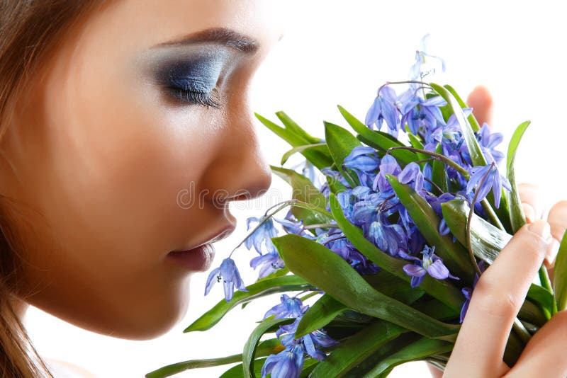 El olor adolescente hermoso de la muchacha y disfruta de la fragancia de la flor del snowdrop
