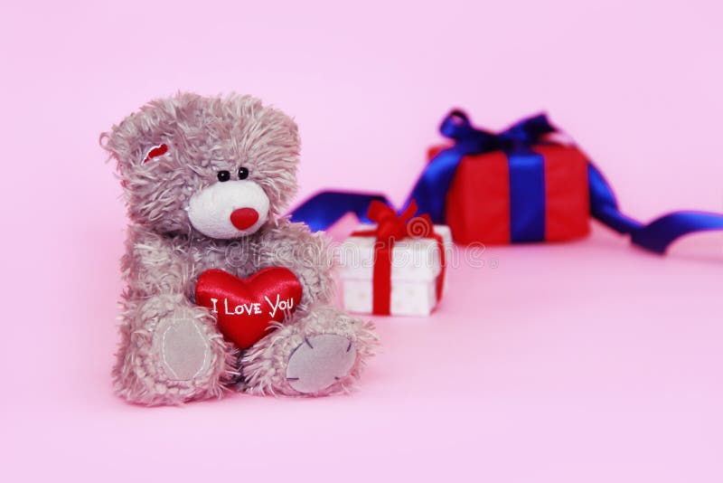 El Osito Peluche De Juguete Con Un Corazón Rojo En Las Manos Y Una Caja Con Regalos Imagen de archivo - Imagen de juguete, osito: 157828229