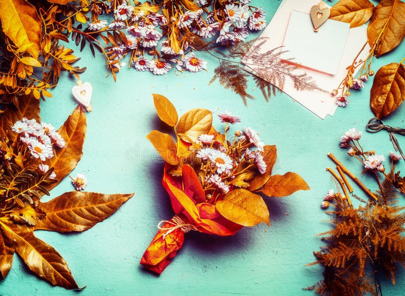 El otoño florece el ramo con las hojas amarillas y las flores rosadas en el fondo de escritorio, visión superior Espacio de traba imagen de archivo libre de regalías El otoño florece el ramo con las hojas amarillas y las flores rosadas en el fondo de escritorio, visión superior Espacio de traba imagen de archivo libre de regalías