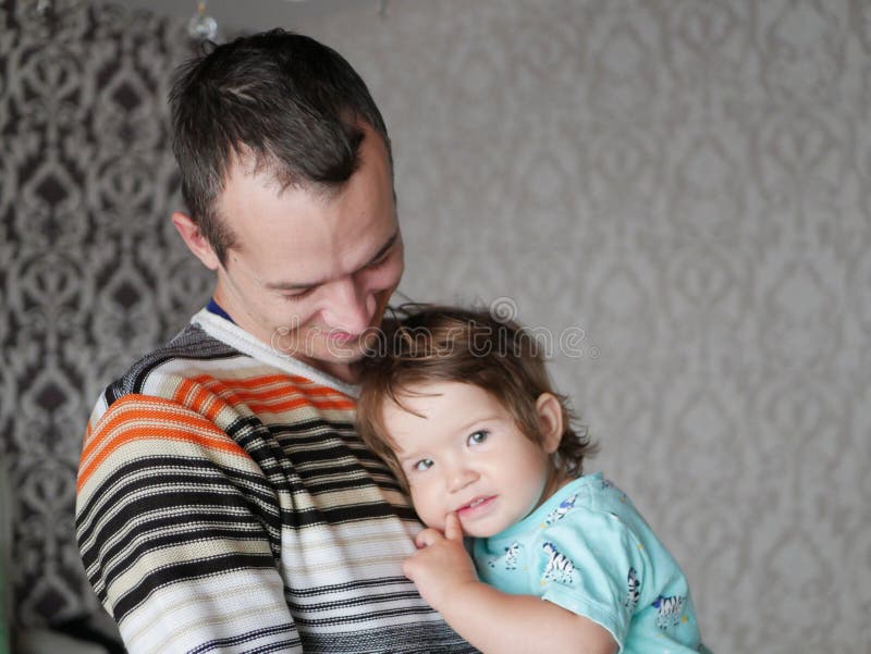 El Padre Amoroso Abraza Al Niño En Sus Brazos Bebé De 0 a 1 Año Amor  Paternal La Relación De Padre E Hijo Un Padre Amoroso Foto de archivo -  Imagen de