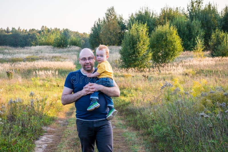 El padre detiene a su niño imágenes de archivo libres de regalías El padre detiene a su niño imágenes de archivo libres de regalías