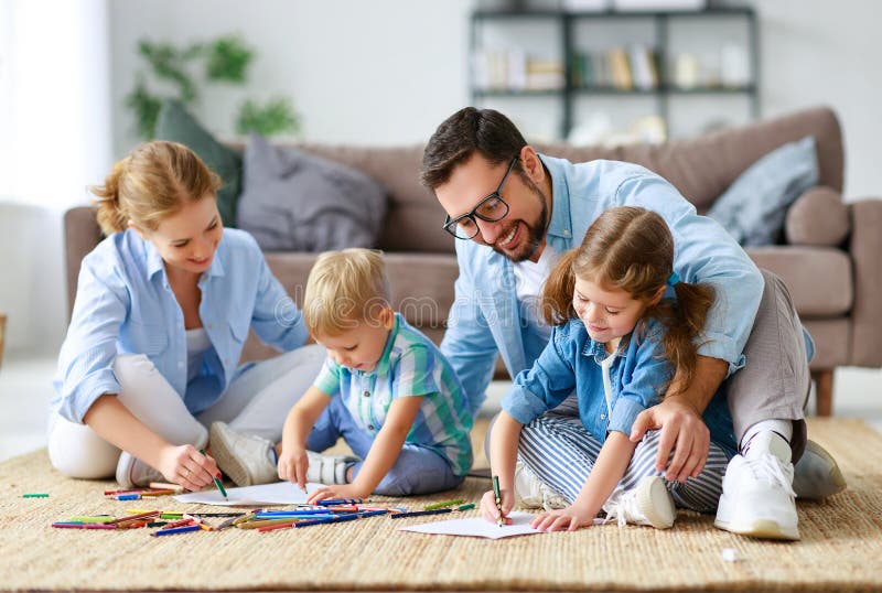 El padre y los niños felices de la madre de la familia unen en casa fotografía de archivo