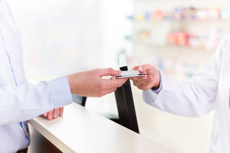 El pagar en la farmacia foto de archivo libre de regalías El pagar en la farmacia foto de archivo libre de regalías