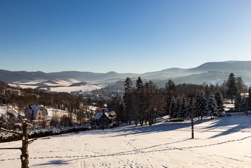 El paisaje del panorama del invierno con el bosque, árboles cubrió nieve y salida del sol winterly mañana de un nuevo día Paisaje fotografía de archivo libre de regalías El paisaje del panorama del invierno con el bosque, árboles cubrió nieve y salida del sol winterly mañana de un nuevo día Paisaje fotografía de archivo libre de regalías