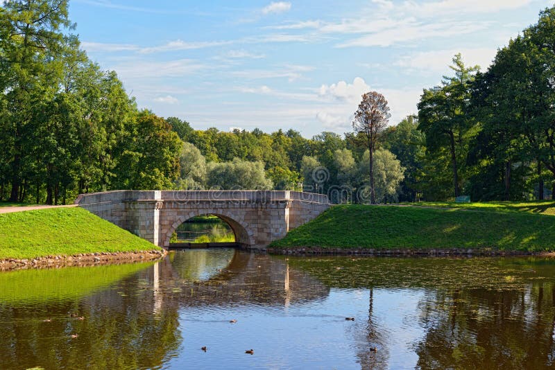 El paisaje del verano con el lago y el puente en Gatchina parquean, foto de archivo El paisaje del verano con el lago y el puente en Gatchina parquean, foto de archivo