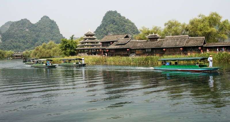 El paisaje en tierra de la belleza idílica del área escénica de Guilin imágenes de archivo libres de regalías El paisaje en tierra de la belleza idílica del área escénica de Guilin imágenes de archivo libres de regalías