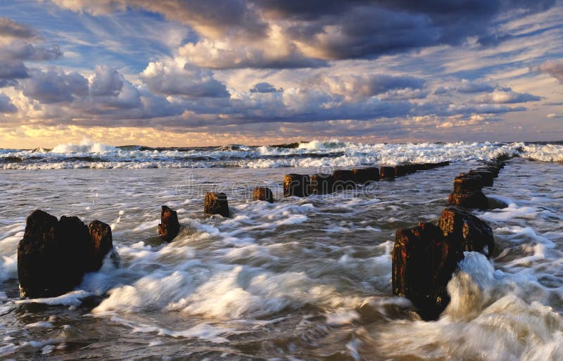 El paisaje hermoso del mar, tormenta en el mar B? ltico, cielo nublado, ondas se rompe sobre los rompeolas imagen de archivo libre de regalías