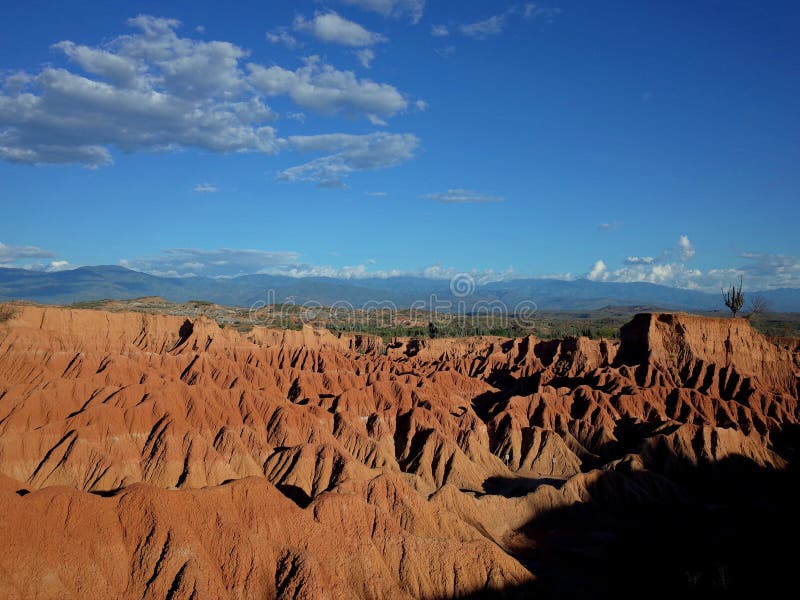 El paisaje marciano de Cuzco, el desierto rojo, parte del desierto del ` s Tatacoa de Colombia foto de archivo El paisaje marciano de Cuzco, el desierto rojo, parte del desierto del ` s Tatacoa de Colombia foto de archivo