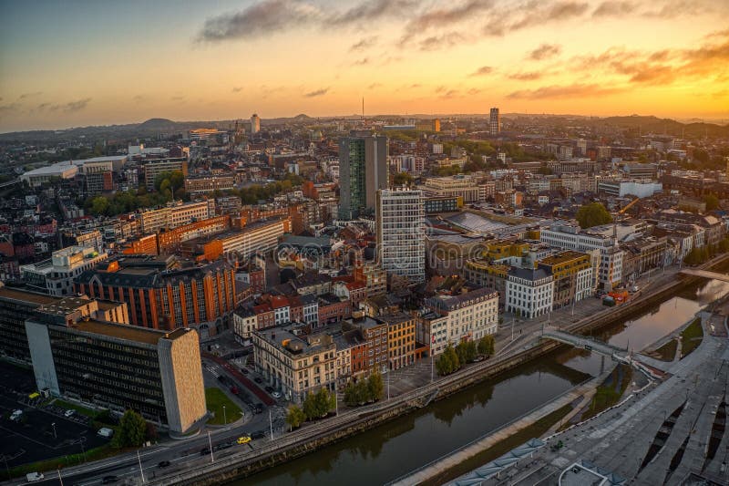 El paisaje urbano de Bruselas al atardecer imagen de archivo libre de regalías