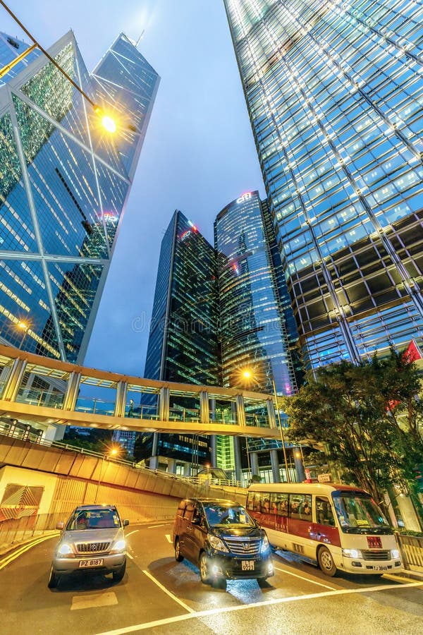 El paisaje urbano de la noche de Hong Kong de la región central con la torre, Citybank e ICBC del Banco de China se eleva, Cheung foto de archivo El paisaje urbano de la noche de Hong Kong de la región central con la torre, Citybank e ICBC del Banco de China se eleva, Cheung foto de archivo