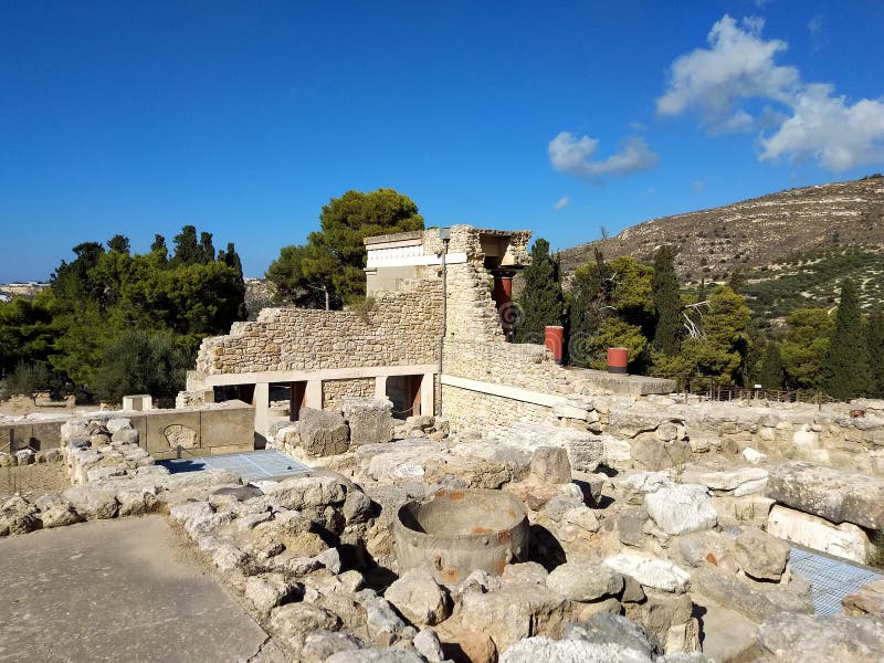 El palacio de Knossos es el sitio arqueol?gico m?s grande de la edad de bronce en la isla de Creta, Grecia Detalle de ruinas anti imagen de archivo libre de regalías El palacio de Knossos es el sitio arqueol?gico m?s grande de la edad de bronce en la isla de Creta, Grecia Detalle de ruinas anti imagen de archivo libre de regalías