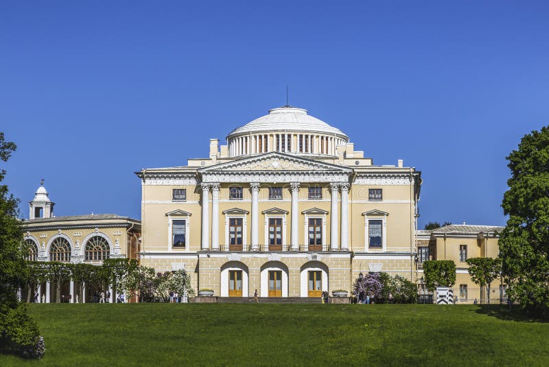 El palacio grande de Pavlovsky Visión desde el río Slavyanka Pavlovsk, St Petersburg imagen de archivo libre de regalías El palacio grande de Pavlovsky Visión desde el río Slavyanka Pavlovsk, St Petersburg imagen de archivo libre de regalías