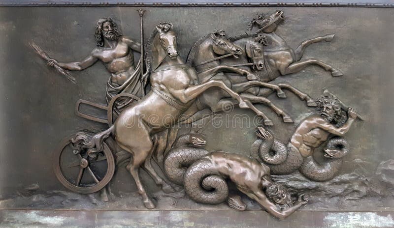 El panel metálico que representa con Zeus, dios antiguo griego, en carros de la guerra durante batalla contra criaturas malvadas