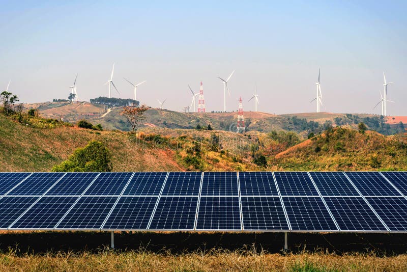 El panel solar con la turbina en fondo de la colina y del cielo azul Concep fotografía de archivo libre de regalías
