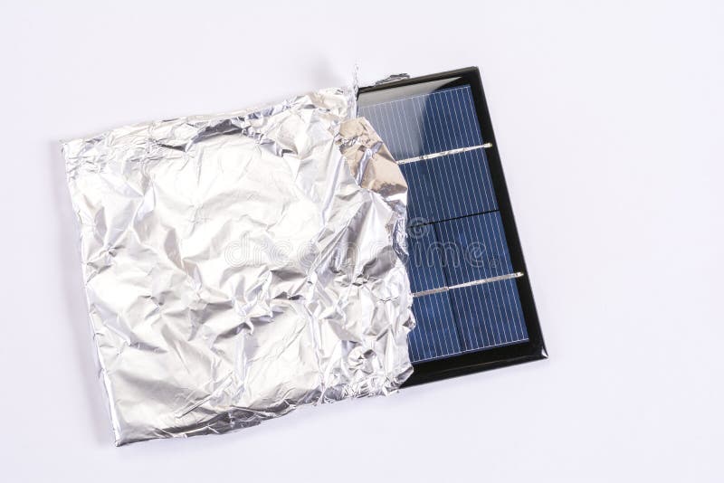 Cuando Saludar levantar El Panel Solar En El Papel De Aluminio Imagen de archivo - Imagen de  combustible, industria: 67819165
