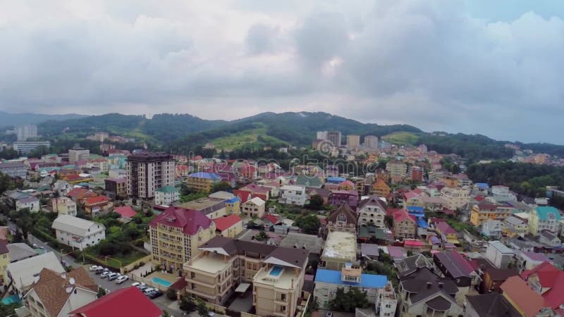 El panorama de la ciudad costera con el ferrocarril cerca del mar almacen de video