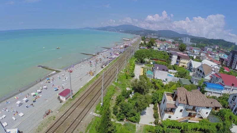El panorama de la ciudad costera con el ferrocarril cerca del mar metrajes