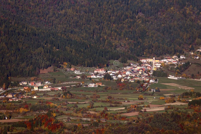 El panorama de la montaña en otoño con el pequeño pueblo llamó MEZZA SELV fotos de archivo libres de regalías El panorama de la montaña en otoño con el pequeño pueblo llamó MEZZA SELV fotos de archivo libres de regalías