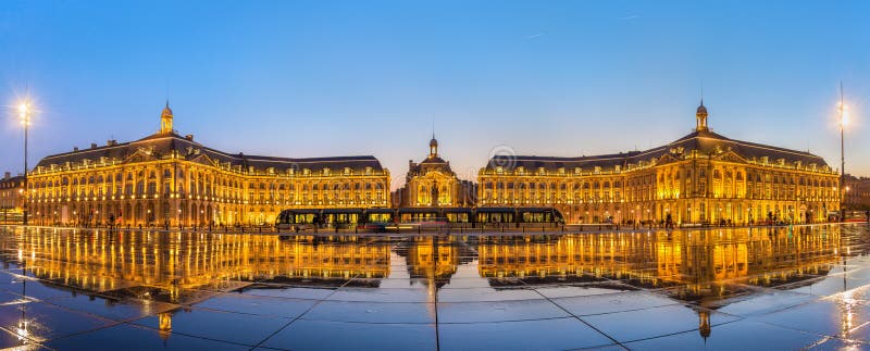 El panorama icónico de Place de la Bourse con la tranvía y el agua duplican la fuente en Burdeos, Francia fotos de archivo