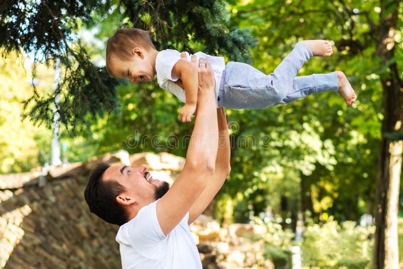 El papá y el niño están riendo Feliz foto de archivo libre de regalías El papá y el niño están riendo Feliz foto de archivo libre de regalías